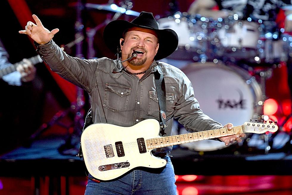 What Guitar Does Garth Brooks Play? Gear & Net Worth Guitar Lobby