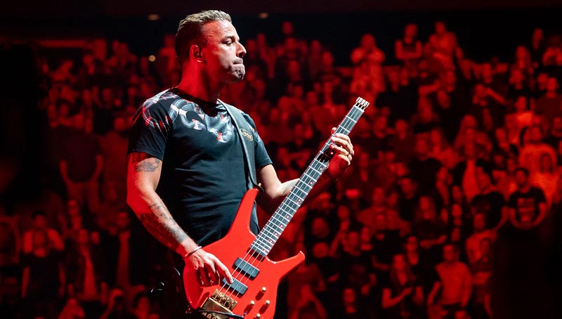 Chris Wolstenholme Playing an Easy Bass Guitar Song for Beginners