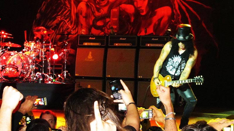 Slash Playing an Easy Guitar Solo