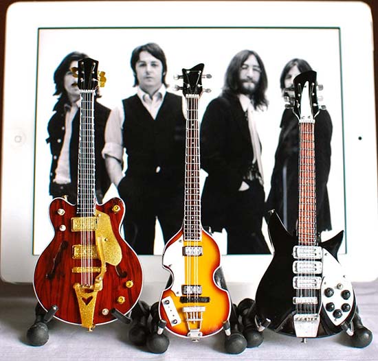 BT Beatles Miniature Guitar Set