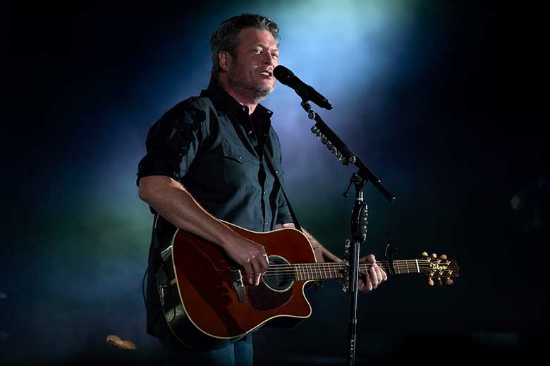 Blake Shelton Playing an Easy Acoustic Guitar Song