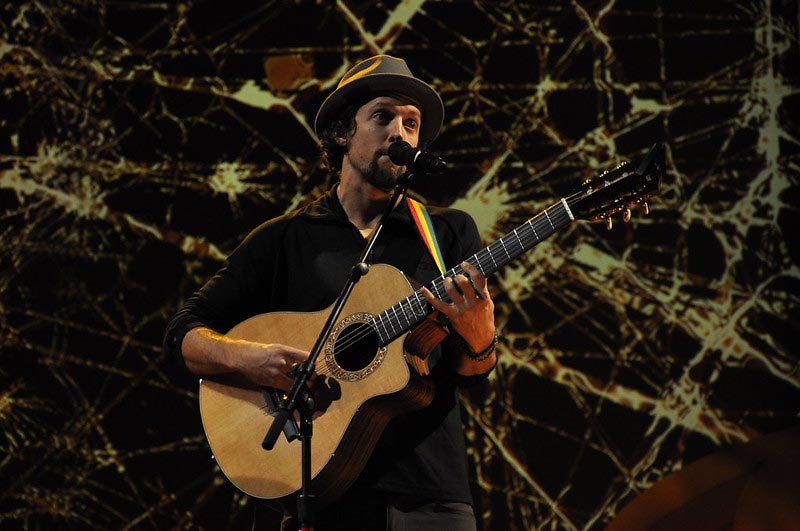 Jason Mraz Playing an Easy Love Song on Guitar