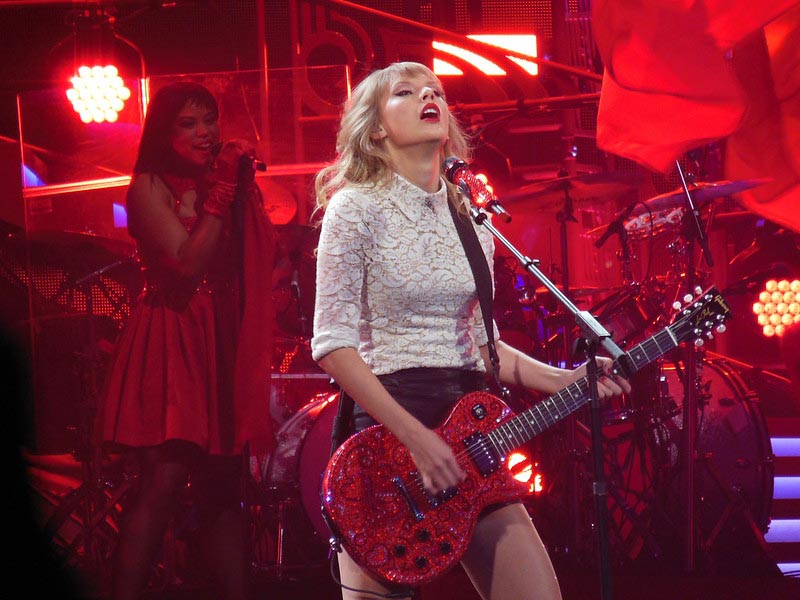 Taylor Swift Playing an Easy Pop Song on Guitar