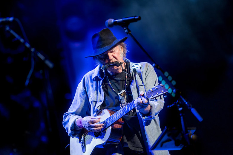 Neil Young Playing one of the Best Acoustic Guitar Songs