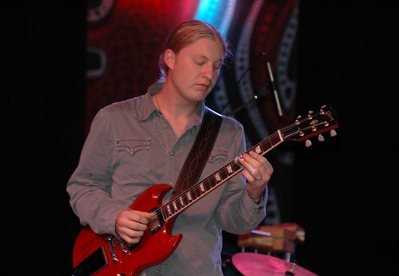 Derek Trucks Playing Guitar