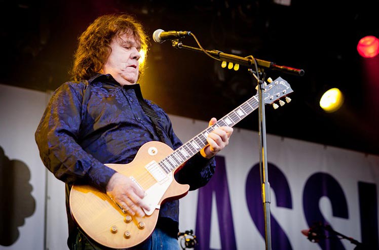  Gary Moore Jouant de la guitare 