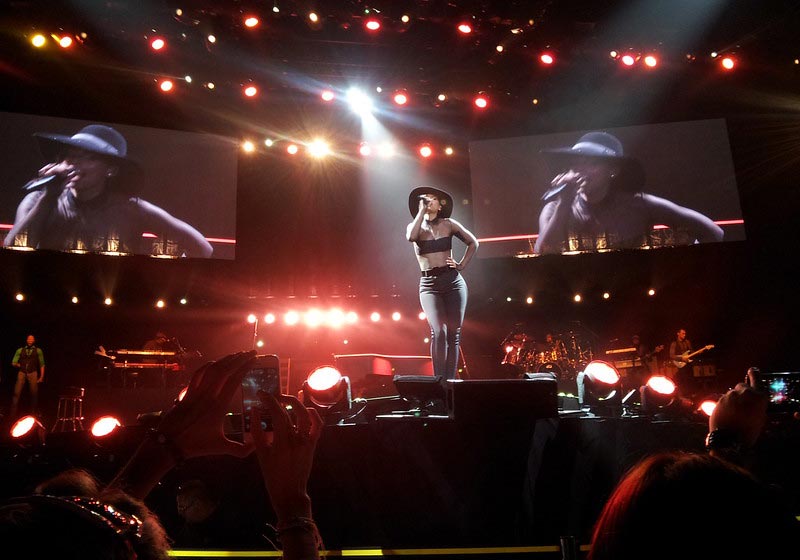 Female R&B Singer Alicia Keys Performing Live