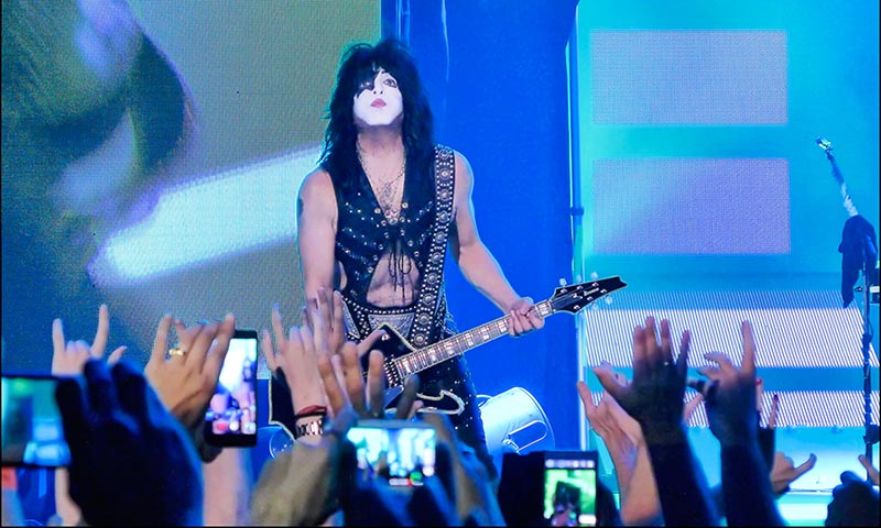 Paul Stanley Playing Guitar Live