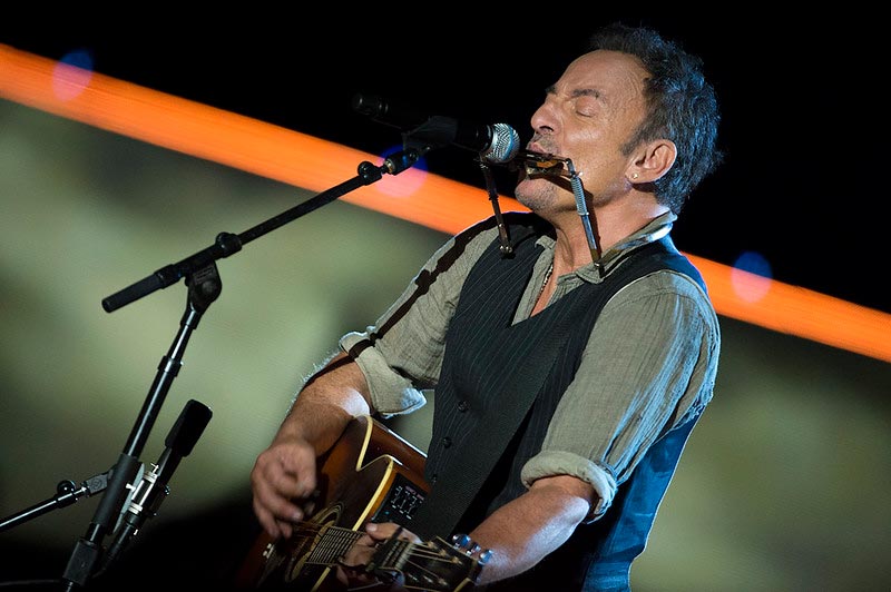 Bruce Springsteen Playing an Easy 2 Chord Song on Guitar