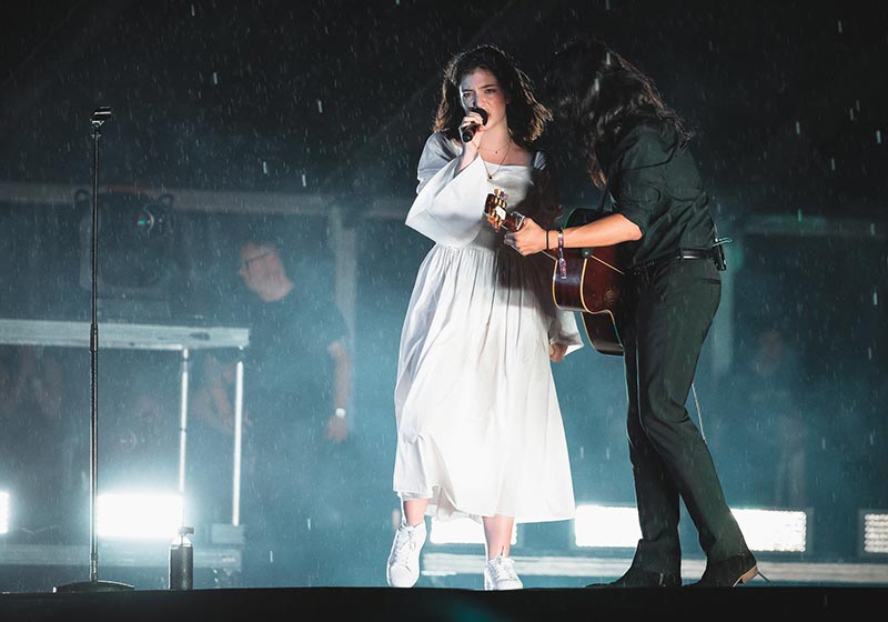 One of the Best Female Indie Singers Lorde Performing Live