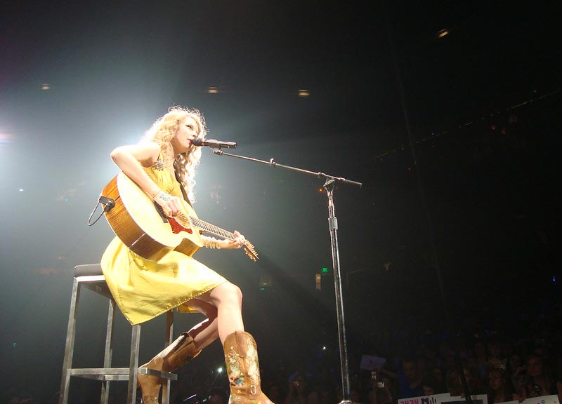 Taylor Swift Playing Guitar Live