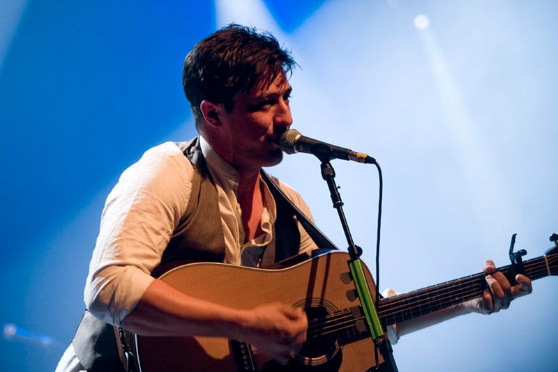 Marcus Mumford Playing Easy Bluegrass Guitar Songs