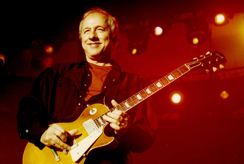 Mark Knopfler Playing Guitar