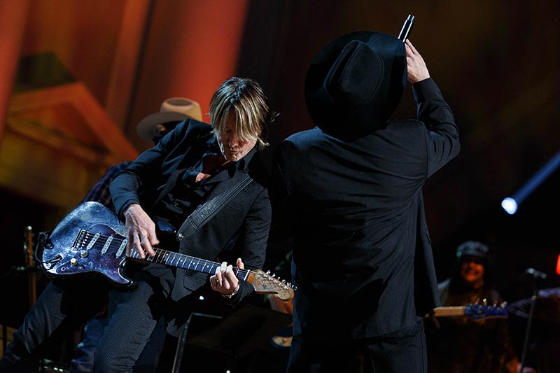 Keith Urban Playing His 1964 Fender Stratocaster Guitar