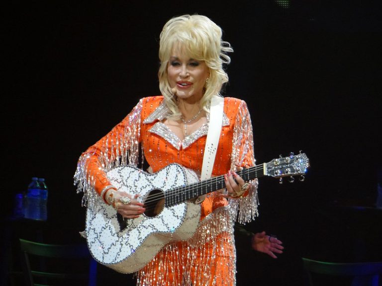 Dolly Parton Guitars & Gear List (with Videos) Guitar Lobby