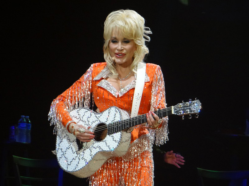 Dolly-Parton-Playing-Guitar.jpg