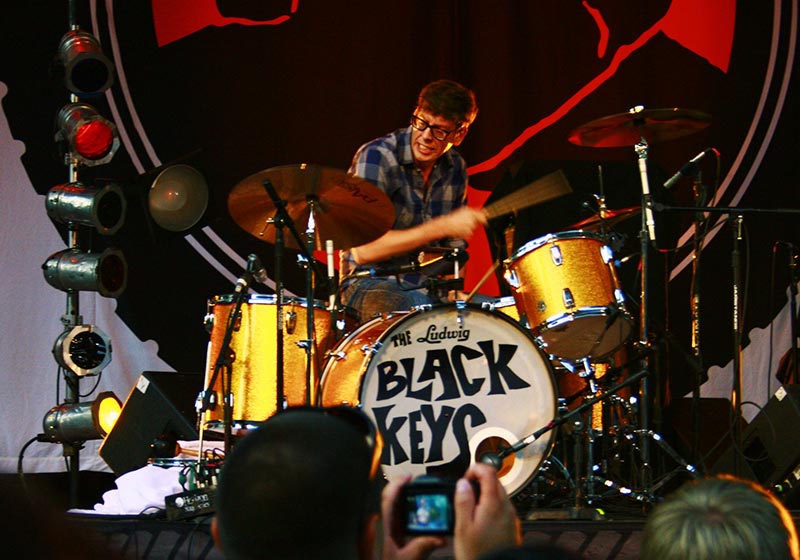 Patrick Carney Playing Easy-Drum Songs for Beginners